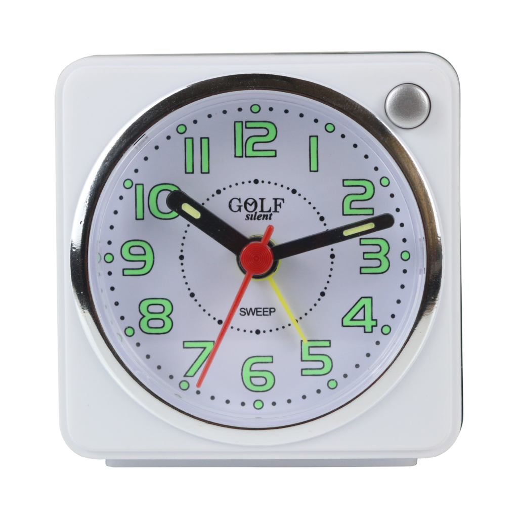 שעון מעורר KCI עם מחוגים זוהרים בחושך, מרובע בעיצוב קלאסי-מודרני, מסידרת השעונים גולף שקט 2000 BB06602-WH