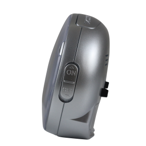 שעון מעורר מואר עם צפצוף נעים, בעיצוב עגול מודרני בצבע כסף. קולקציית גולף שקט 2000 דגם BB08604-SV