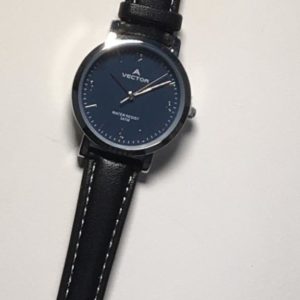 שעון יד קלאסי-אלגנט מבית וקטור- רצועות שחורות ורקע כחול כהה קולקציית 2021 דגם V9-111513BLUE