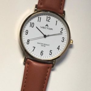 שעון יד קלאסי קלאסי רצועות עור חומות ורקע לבן ומספרים ברורים ביותר מקולקציית 2021 דגם V8-132591WHITE