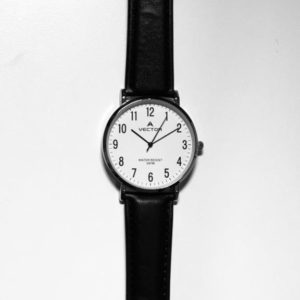 שעון יד רקע לבן ורצועות עור שחורות מבית וקטור קולקציית 2021 דגם VECTOR V8-132511WHITE