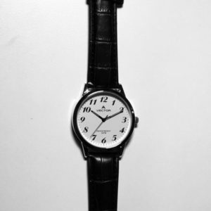 שעון רצועות עור ורקע לבן מבית וקטור קולקציית 2021 V8-134591